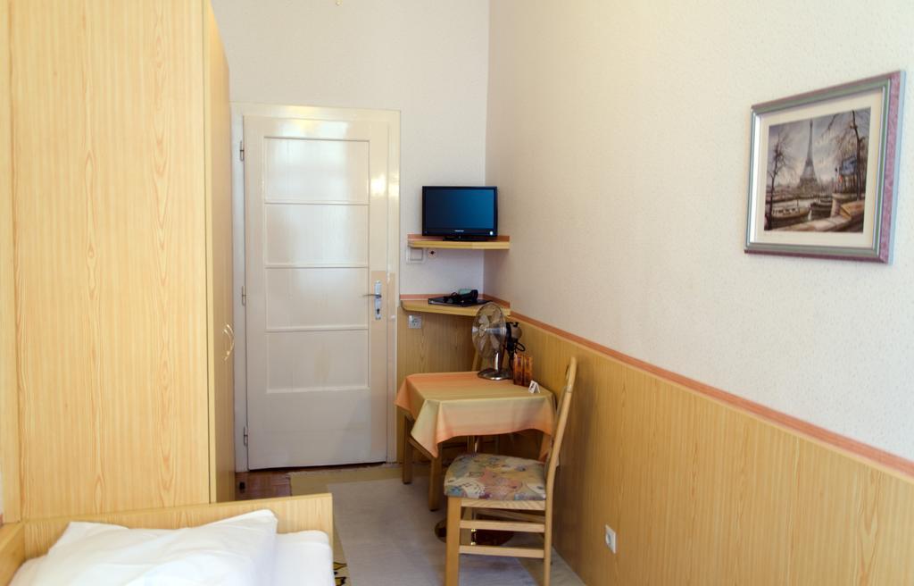 Schweizer Solderer Couette-café Vienne